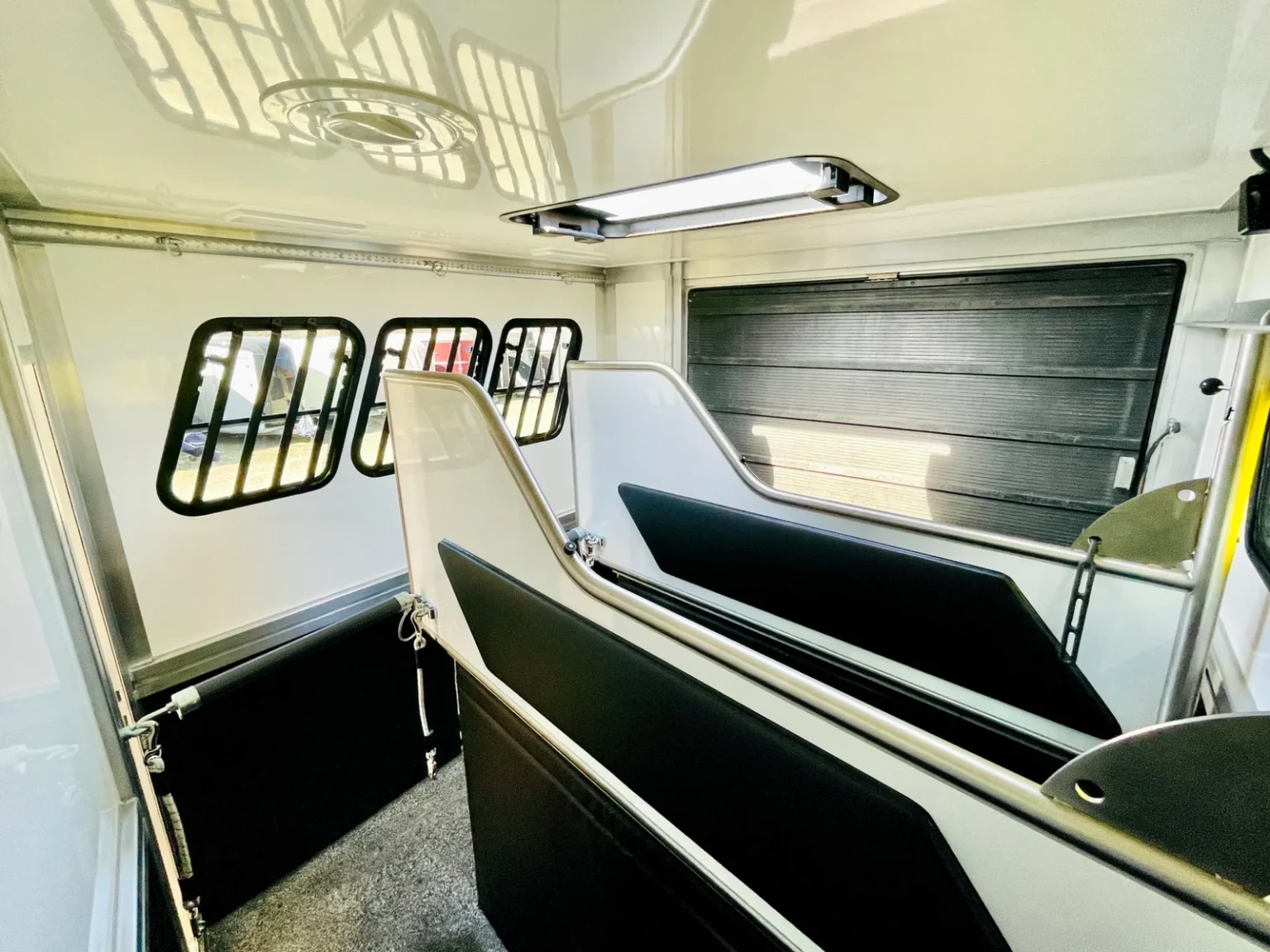 RJH Trailer Pferdeabteil