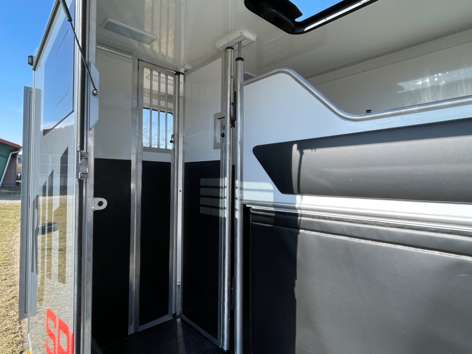 RJH Sport Mercedes Benz 2-Pferdetransporter Pferdeabteil