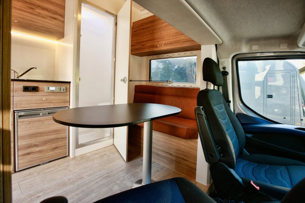 Innenraum eines 3-Pferdetransporters mit Tisch, kleiner Küchenzeile und Sitzbank