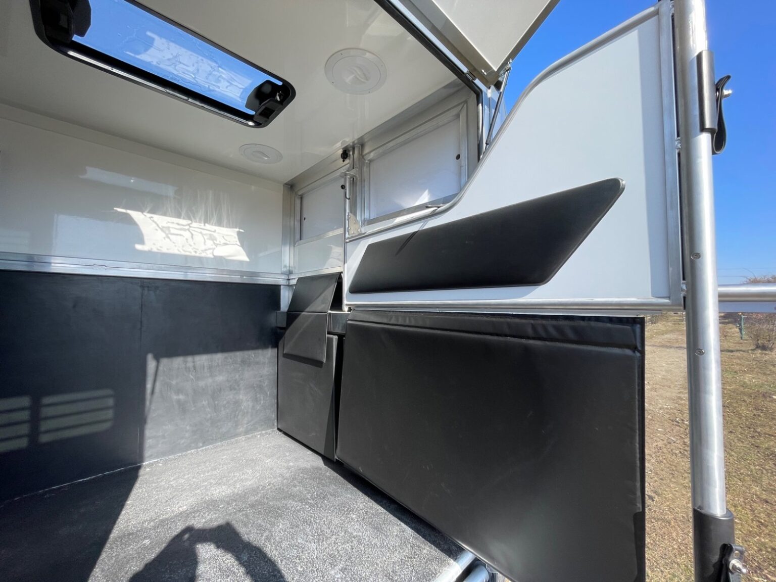 RJH Sport Mercedes Benz 2-Pferdetransporter Pferdeabteil Trennwand