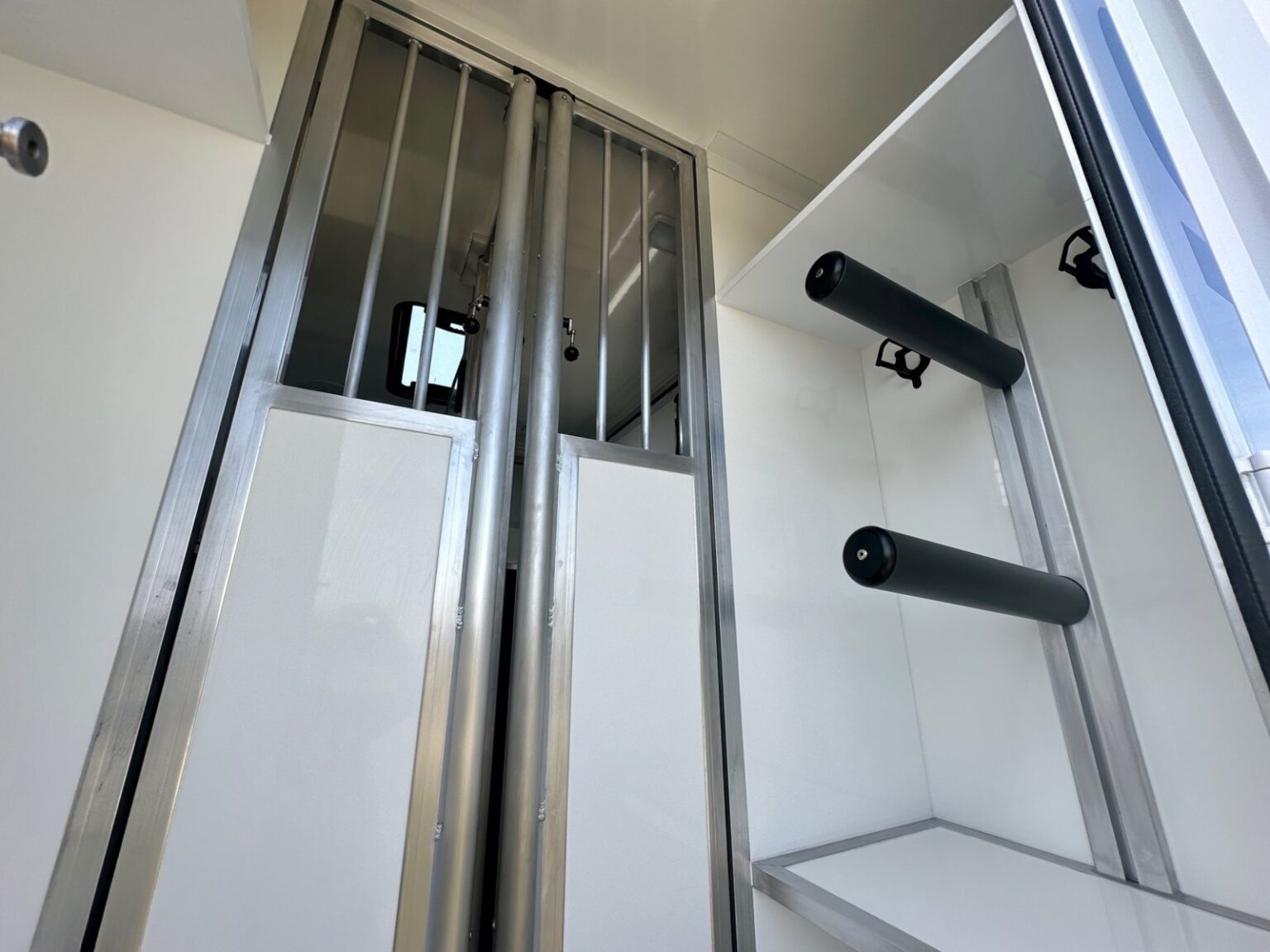 RJH Sport Mercedes Benz 2-Pferdetransporter Sattelkammer