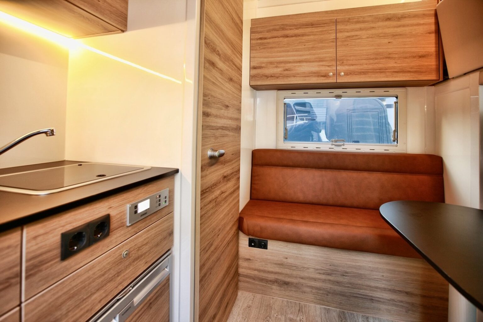 RJH Sport Pro Pferdetransporter Wohnabteil