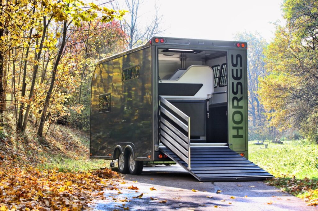 RJH 3-Pferdeanhänger steht mit offener Rampe auf einem Waldweg