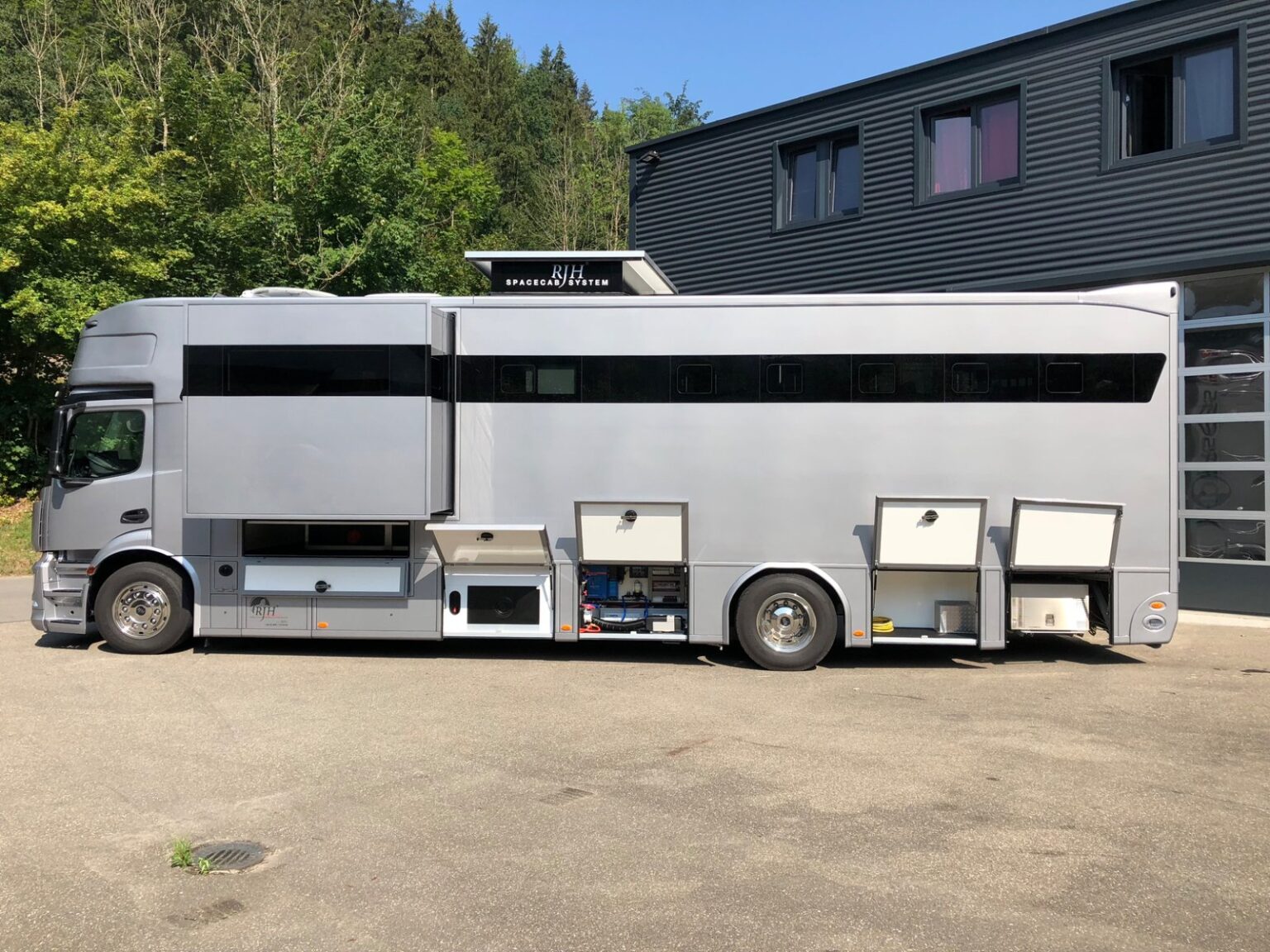 RJH Exclusive H4 Loft mit ausgefahrenem Pop-Out & offenen Klappen