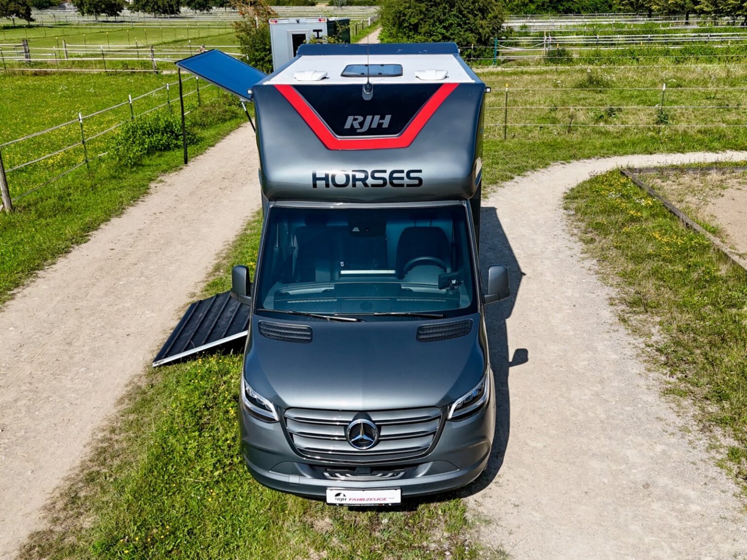 RJH Sport Mercedes Benz 2-Pferdetransporter