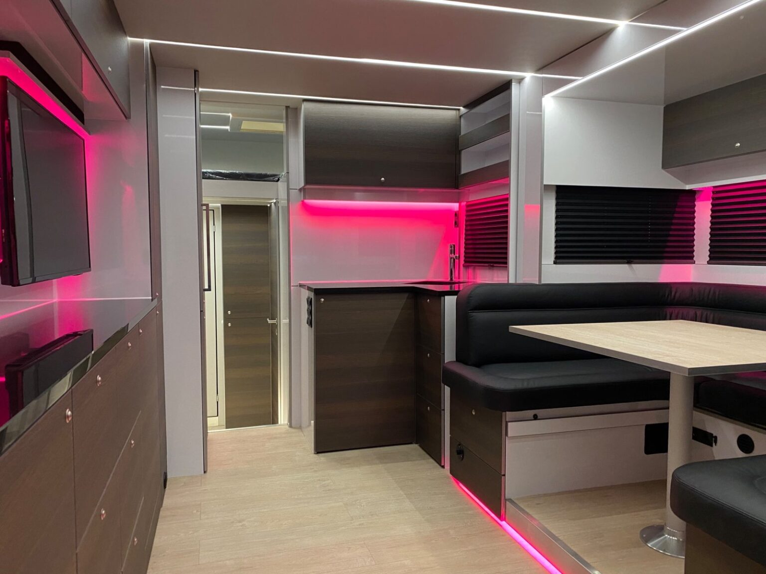 RJH Exclusive H4 Loft Wohnbereich mit pinker Beleuchtung