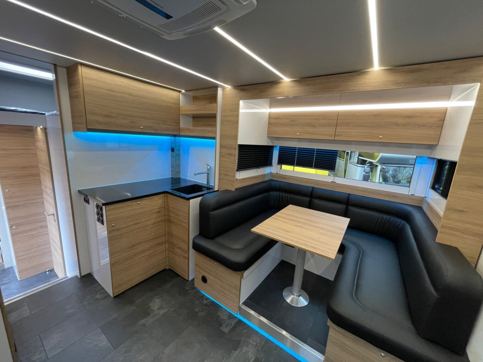 RJH Exclusive H4 Loft Wohnbereich mit blauer Beleuchtung