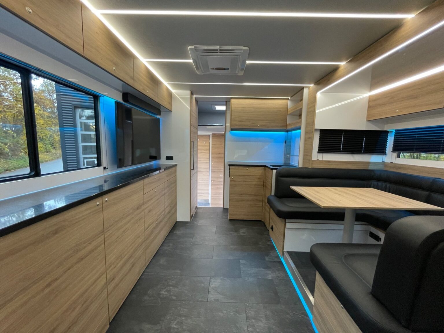 RJH Exclusive H4 Loft Wohnbereich mit blauer Beleuchtung