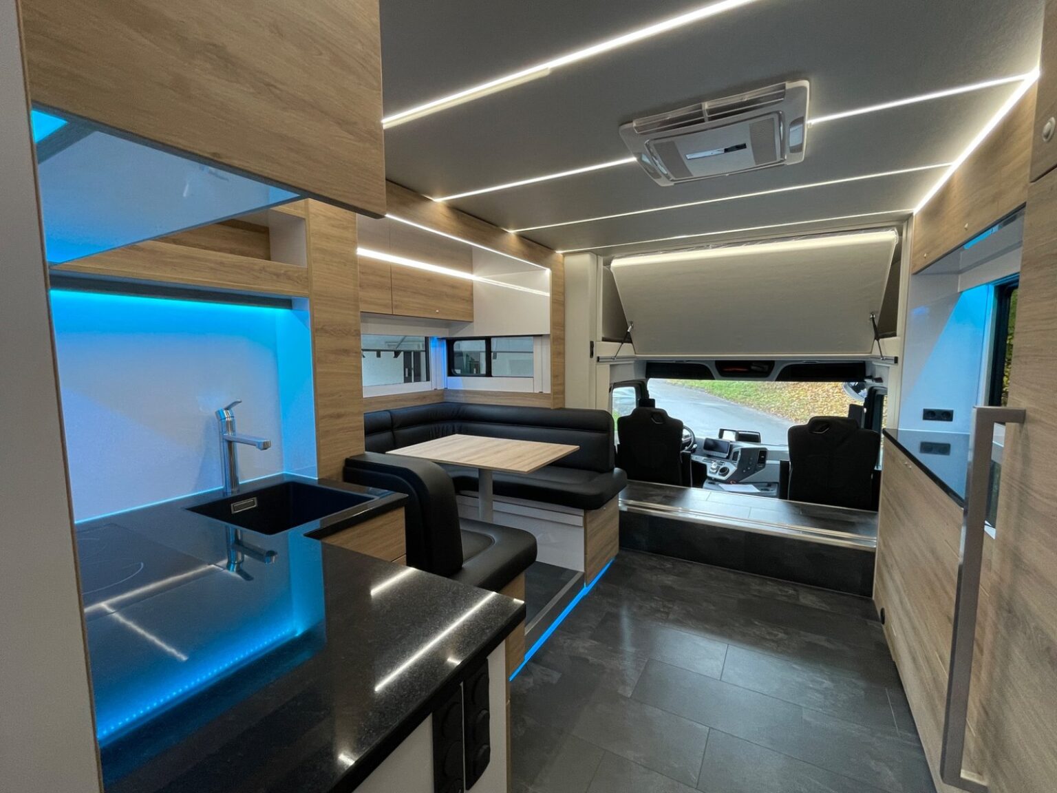 RJH Exclusive H4 Loft Wohnbereich mit blauer Beleuchtung