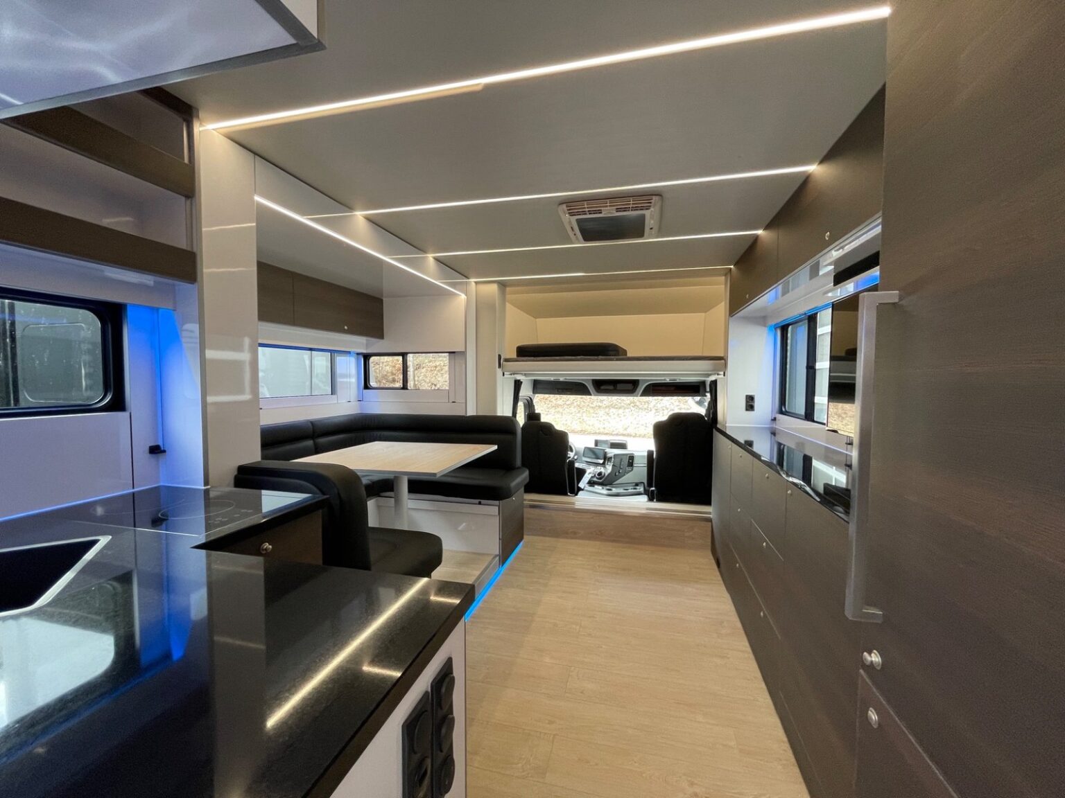 RJH Exclusive H4 Loft Wohnbereich mit blauer Beleuchtung