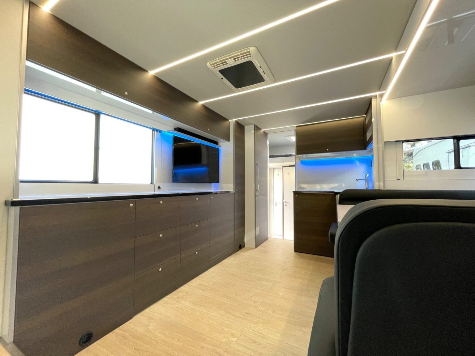 RJH Exclusive H4 Loft Wohnbereich mit blauer Beleuchtung