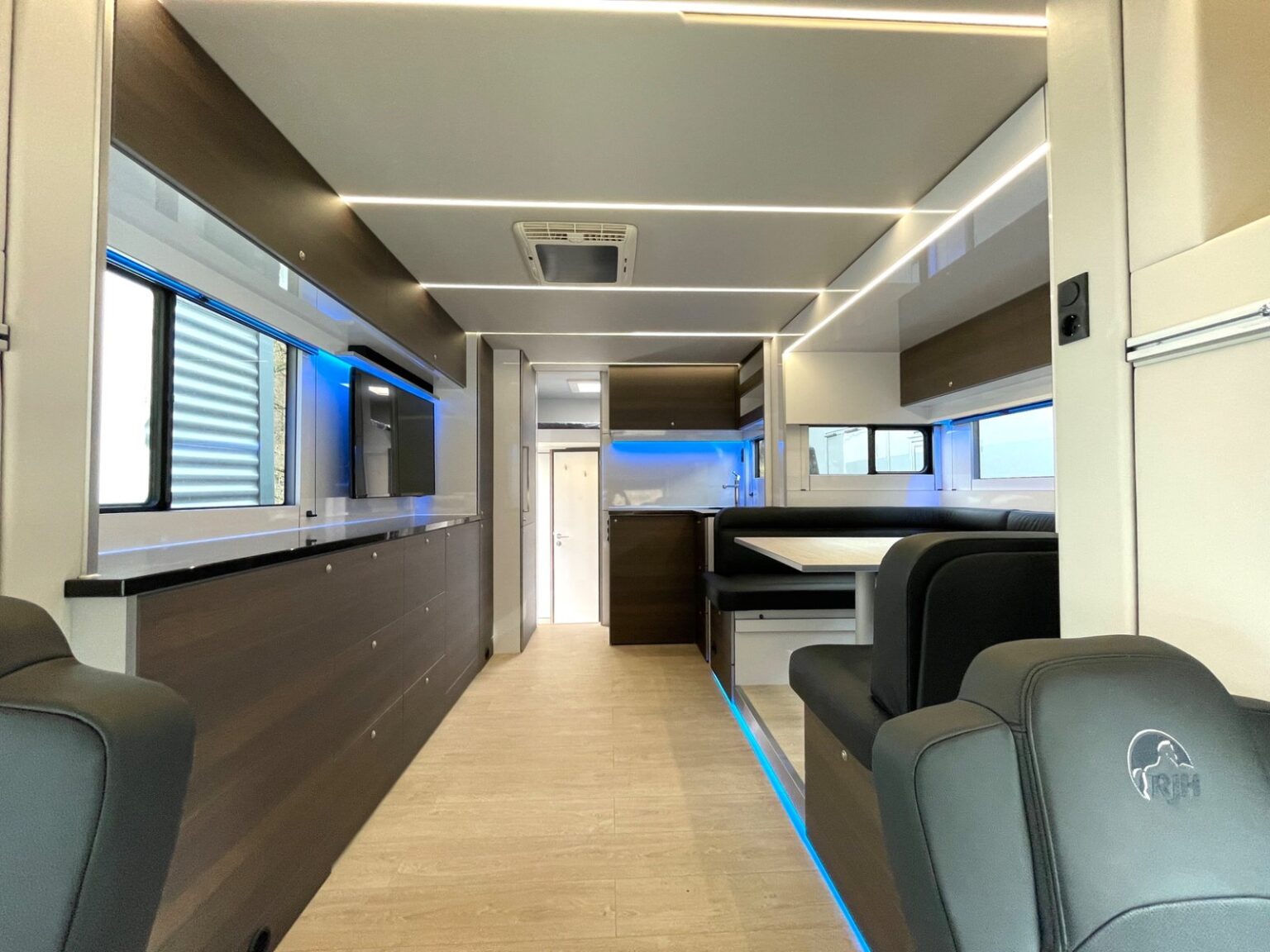 RJH Exclusive H4 Loft Wohnbereich mit blauer Beleuchtung