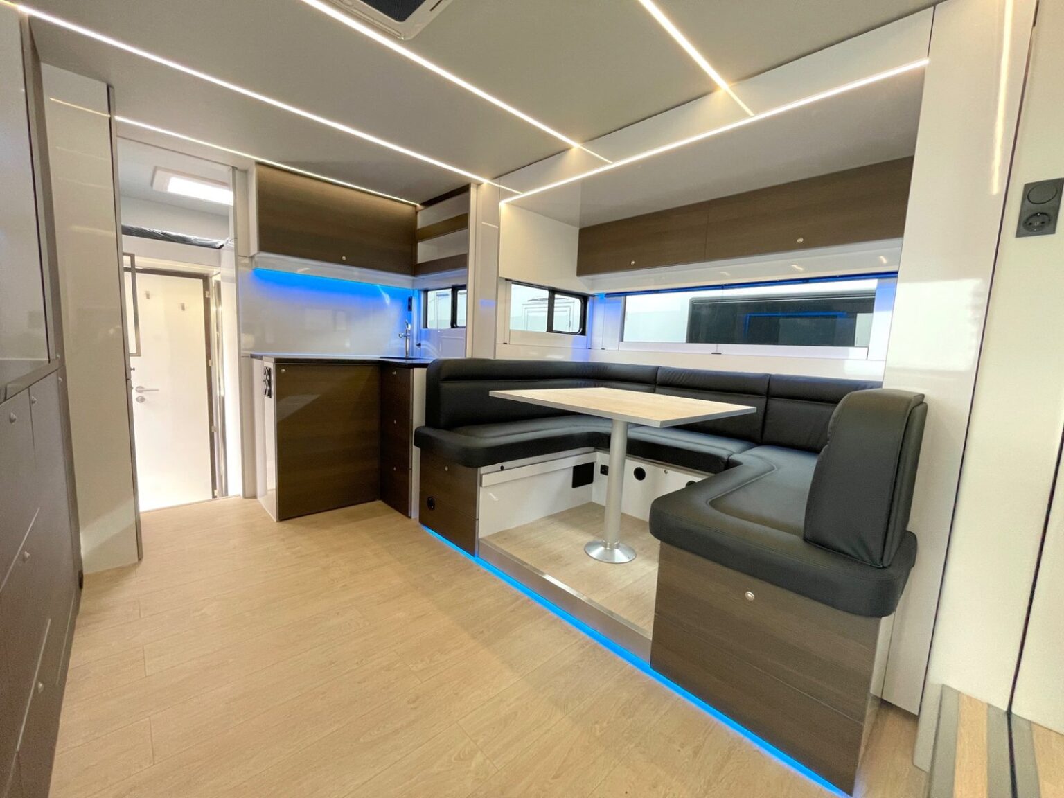 RJH Exclusive H4 Loft Wohnbereich mit blauer Beleuchtung