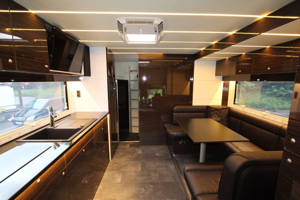 Luxuriöser Innenraum eines Pferdetransporters mit Küchenzeile und Sitzecke