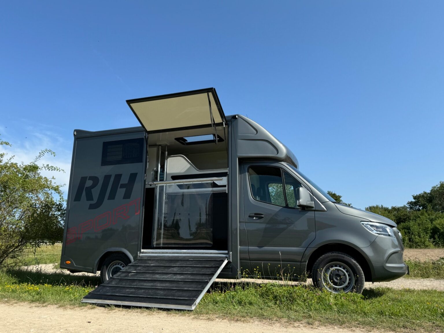 RJH Sport Mercedes Benz 2-Pferdetransporter