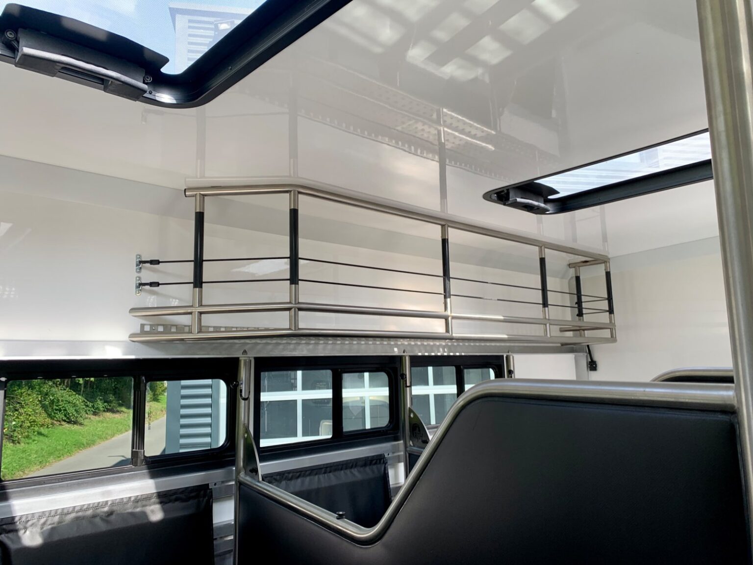 RJH Exclusive H5 Pferdeabteil mit Staufach