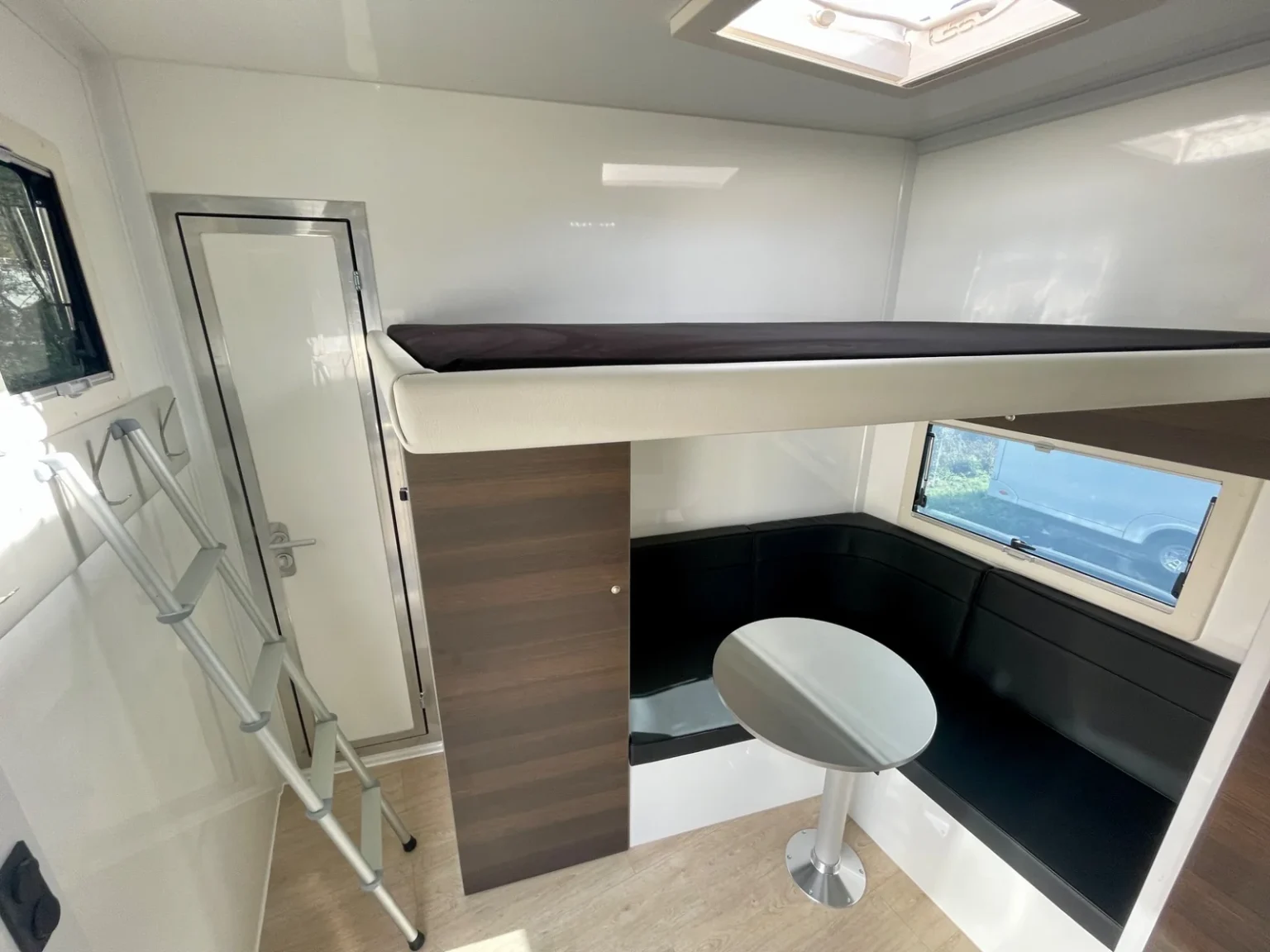 RJH Trailer Wohnabteil braunes Design