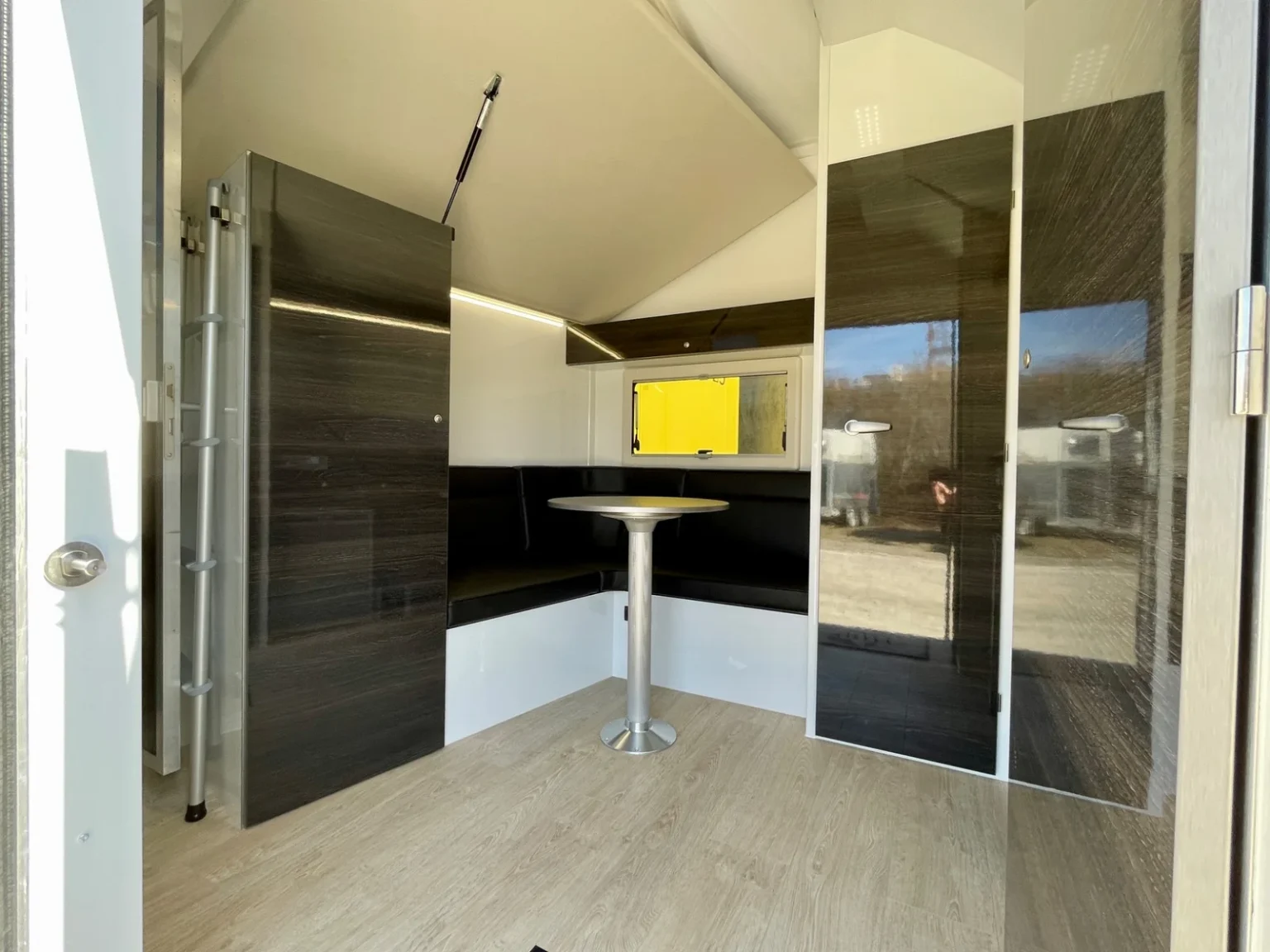 RJH Trailer Wohnabteil braunes Design