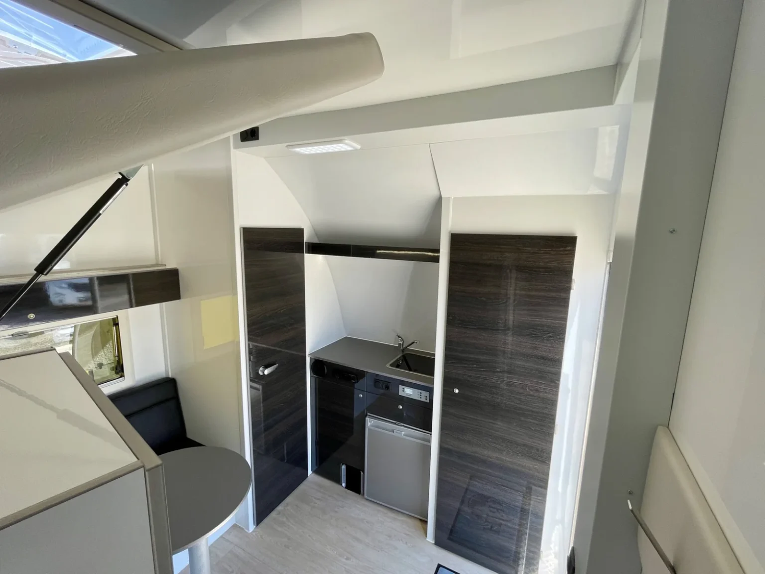 RJH Trailer Wohnabteil braunes Design