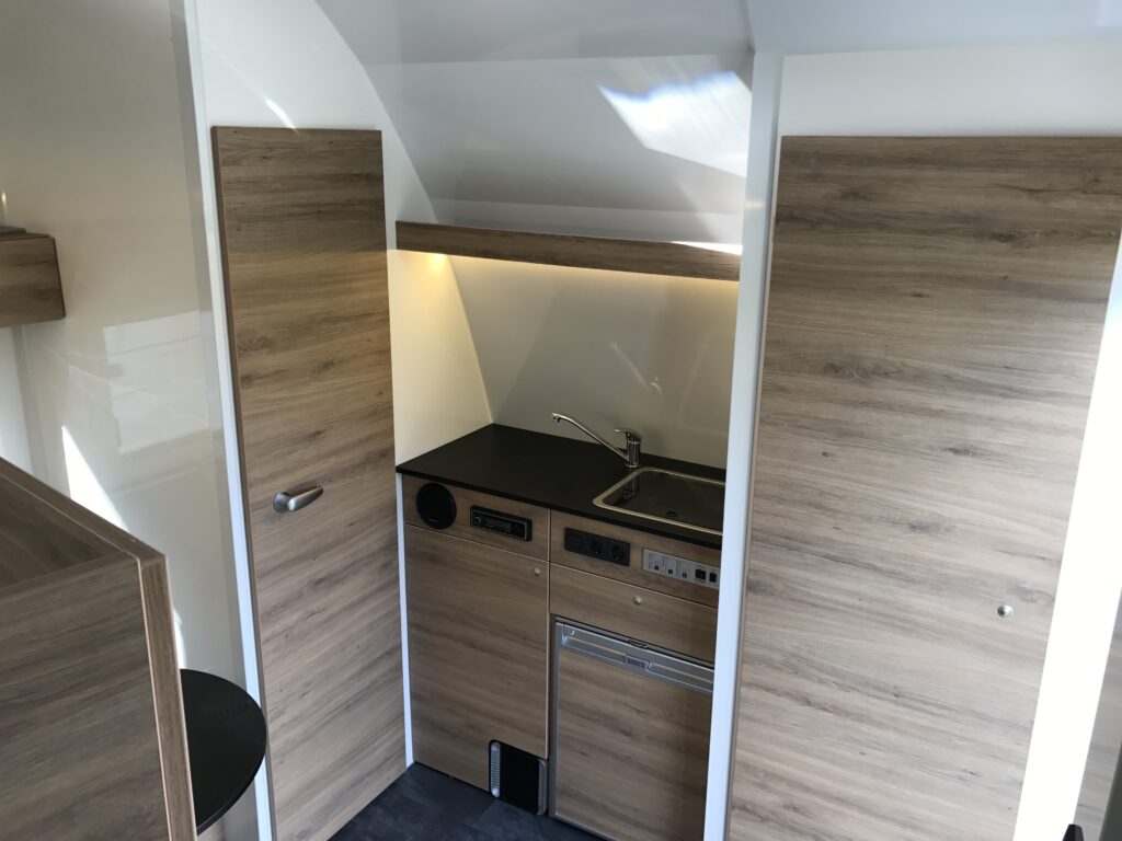 RJH Trailer 675 - Pferdeanhänger für bis zu 3 Pferde mit großer Wohnkabine