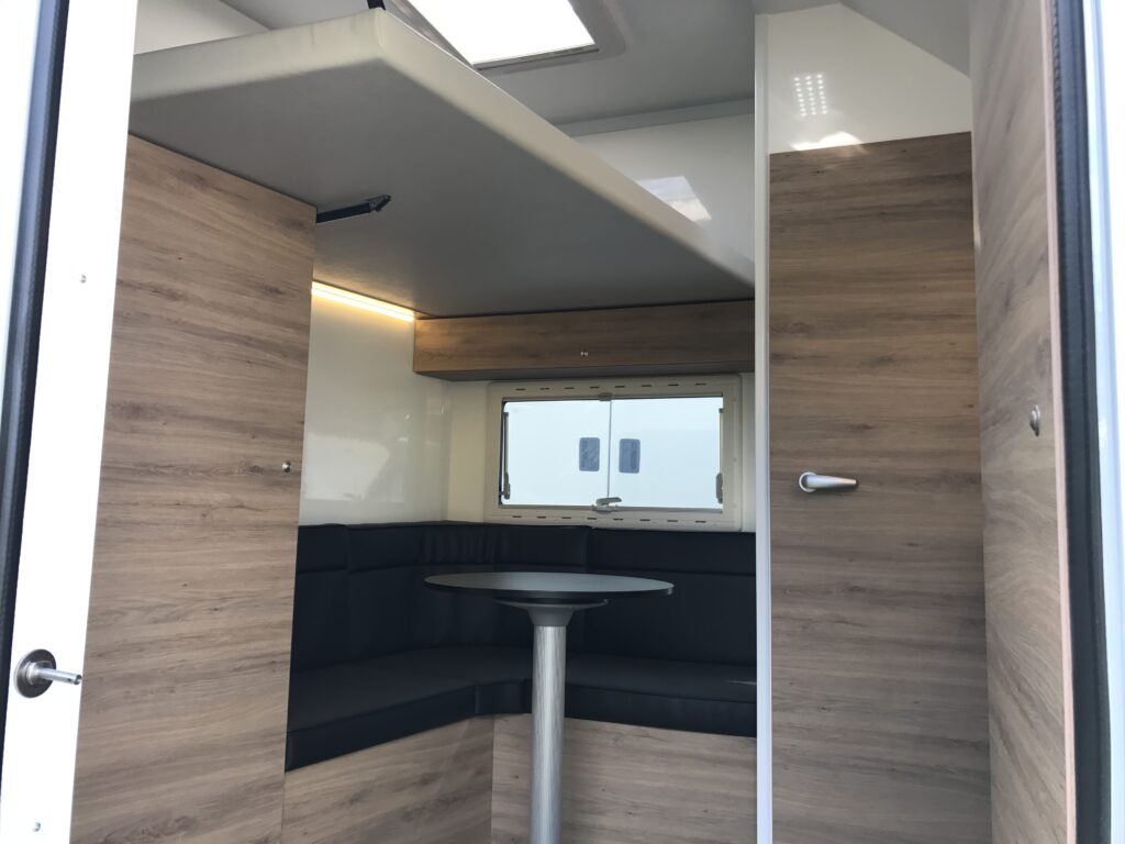 RJH Trailer 675 - Pferdeanhänger für bis zu 3 Pferde mit großer Wohnkabine