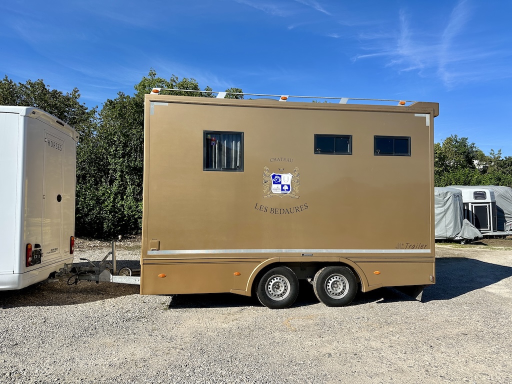 Pferdeanhänger mit Wohnkabine bis zu 2 Pferde Dusche Klima TV LKW