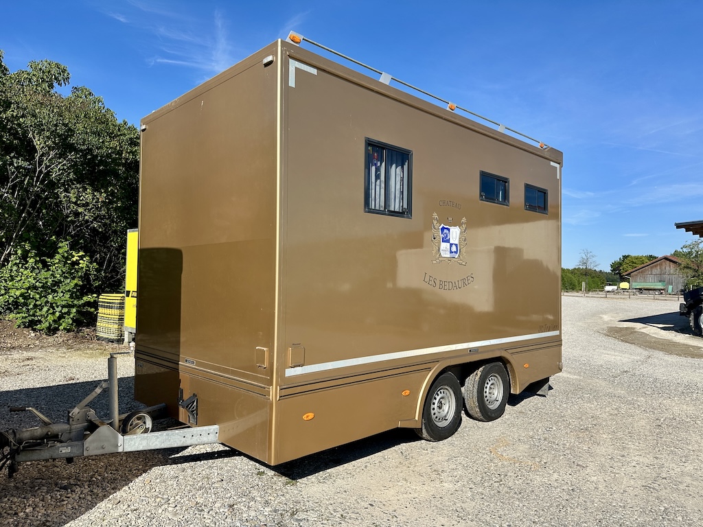 Pferdeanhänger mit Wohnkabine bis zu 2 Pferde Dusche Klima TV LKW