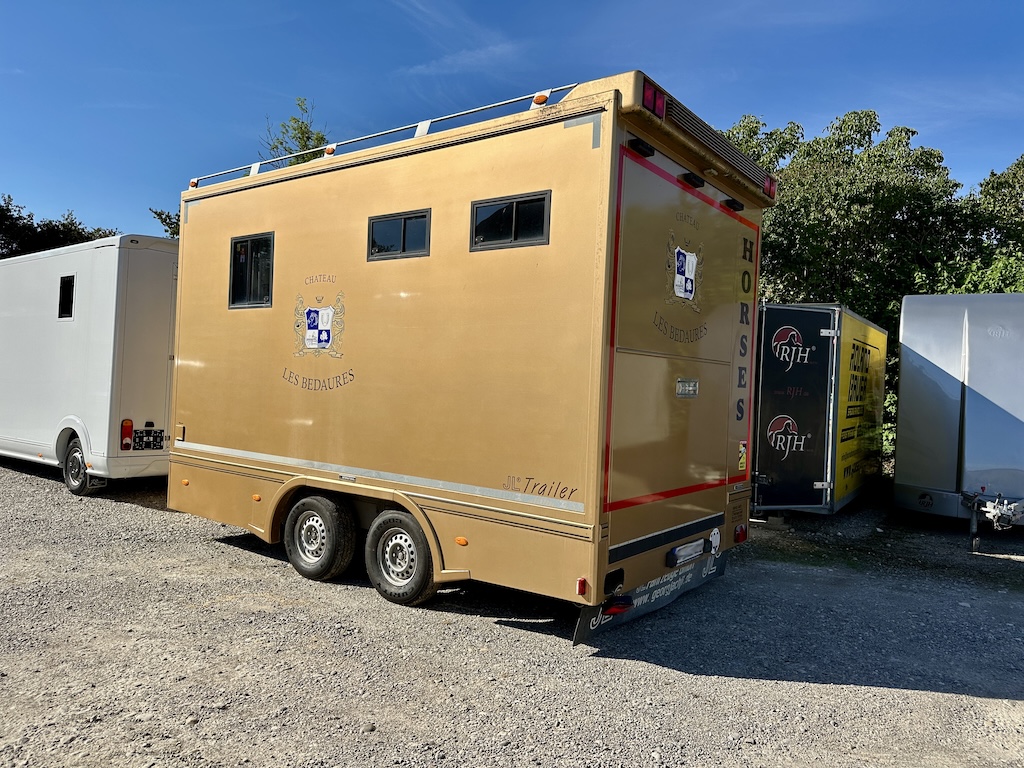 Pferdeanhänger mit Wohnkabine bis zu 2 Pferde Dusche Klima TV LKW