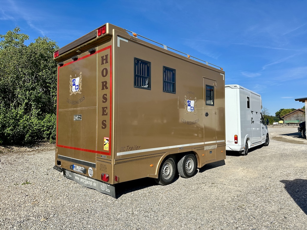 Pferdeanhänger mit Wohnkabine bis zu 2 Pferde Dusche Klima TV LKW