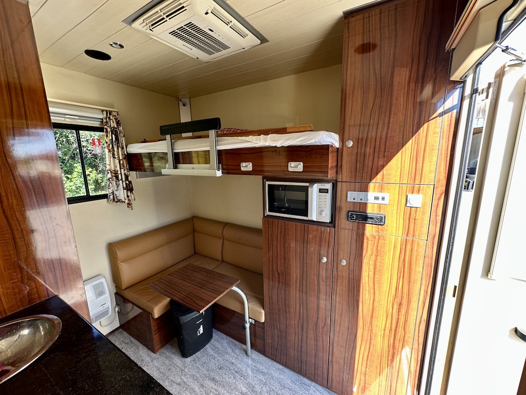 Pferdeanhänger mit Wohnkabine bis zu 2 Pferde Dusche Klima TV LKW