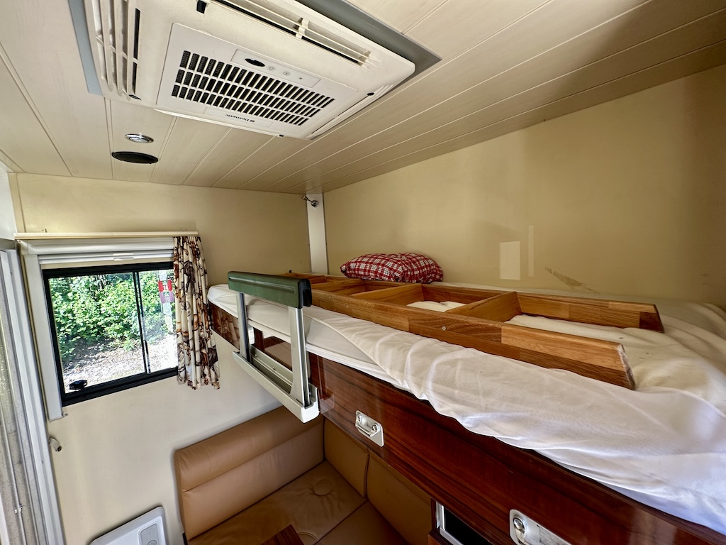 Pferdeanhänger mit Wohnkabine bis zu 2 Pferde Dusche Klima TV LKW