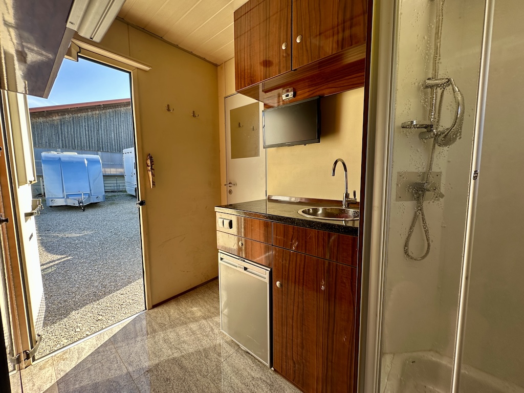 Pferdeanhänger mit Wohnkabine bis zu 2 Pferde Dusche Klima TV LKW