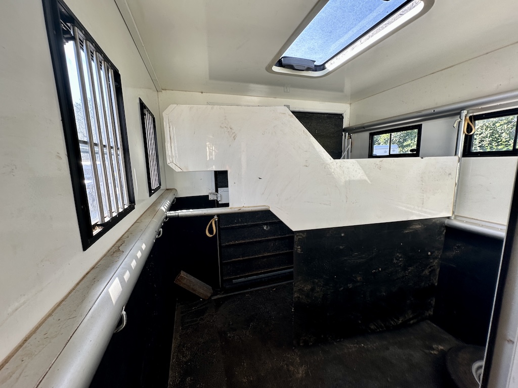 Pferdeanhänger mit Wohnkabine bis zu 2 Pferde Dusche Klima TV LKW