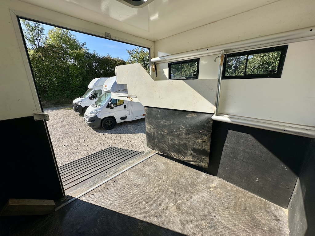 Pferdeanhänger mit Wohnkabine bis zu 2 Pferde Dusche Klima TV LKW