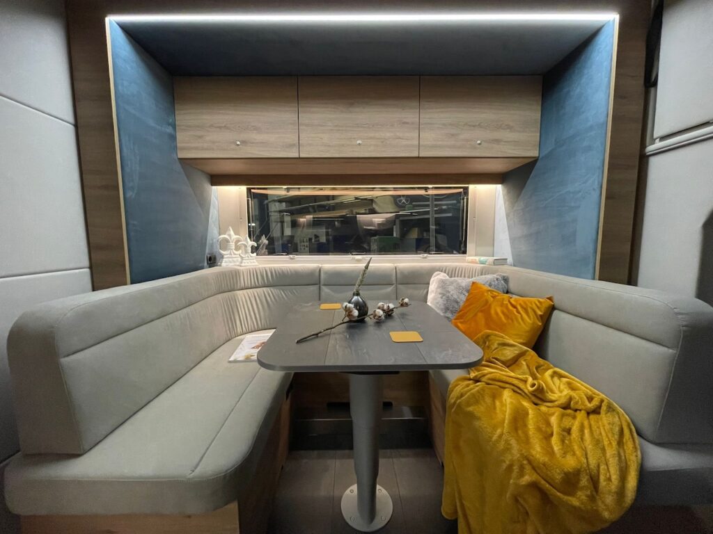 RJH "Ambition Style" Reisemobil mit Slide-Out und großer Heckgarage