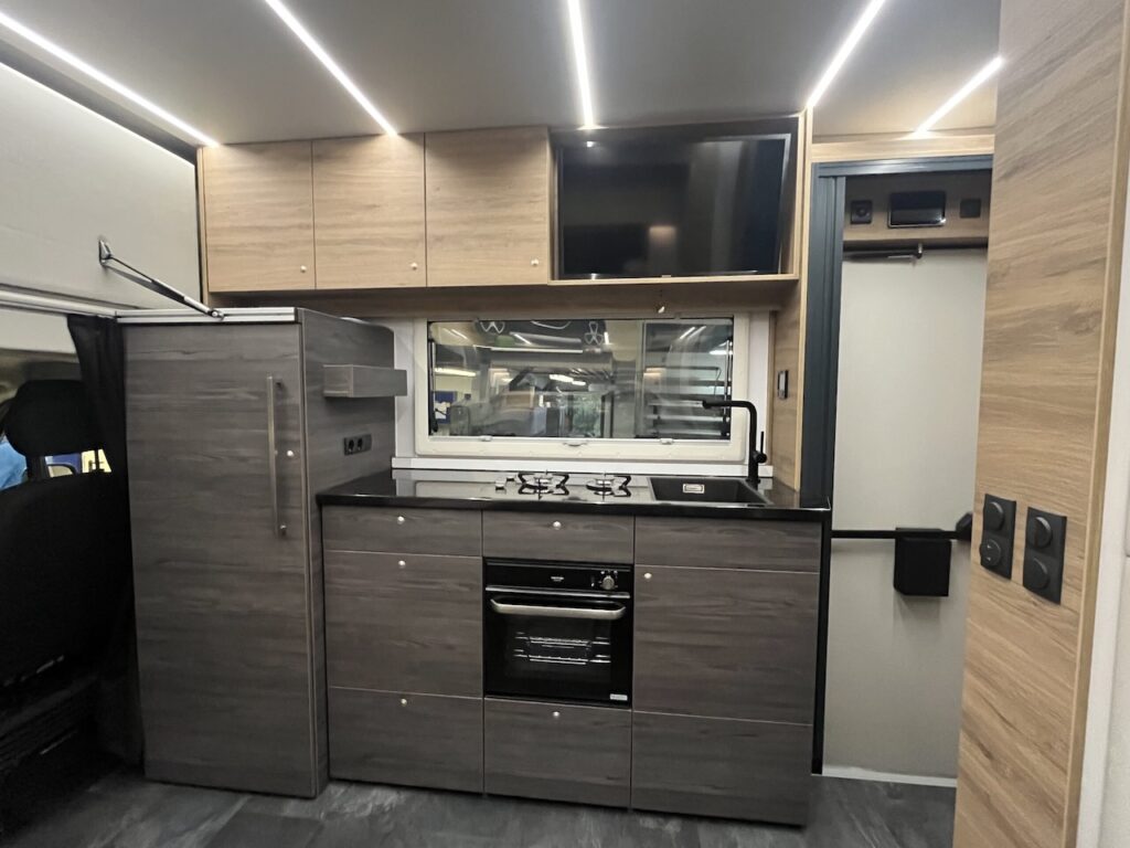 RJH "Ambition Style" Reisemobil mit Slide-Out und großer Heckgarage