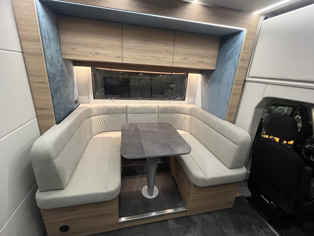 RJH "Ambition Style" Reisemobil mit Slide-Out und großer Heckgarage