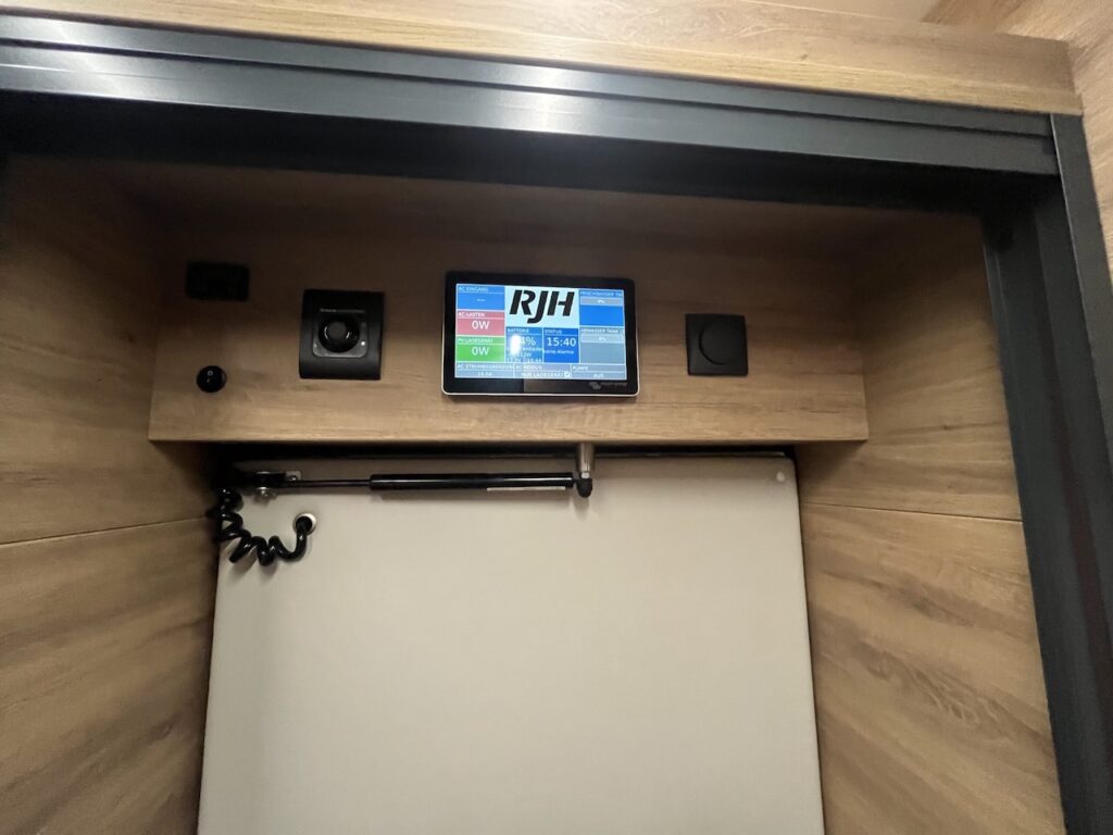 RJH "Ambition Style" Reisemobil mit Slide-Out und großer Heckgarage