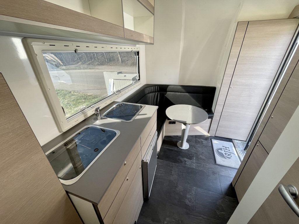 RJH Wohnanhänger mit großer Heckgarage WC Dusche Wohnwagen - Vorführer