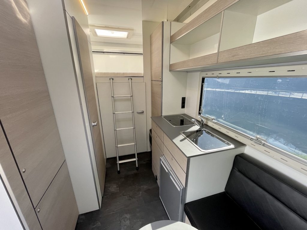 RJH Wohnanhänger mit großer Heckgarage WC Dusche Wohnwagen - Vorführer