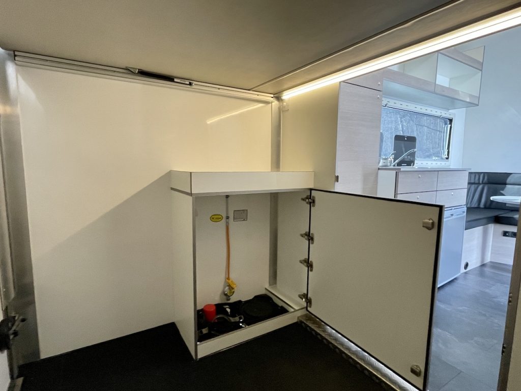 RJH Wohnanhänger mit großer Heckgarage WC Dusche Wohnwagen - Vorführer