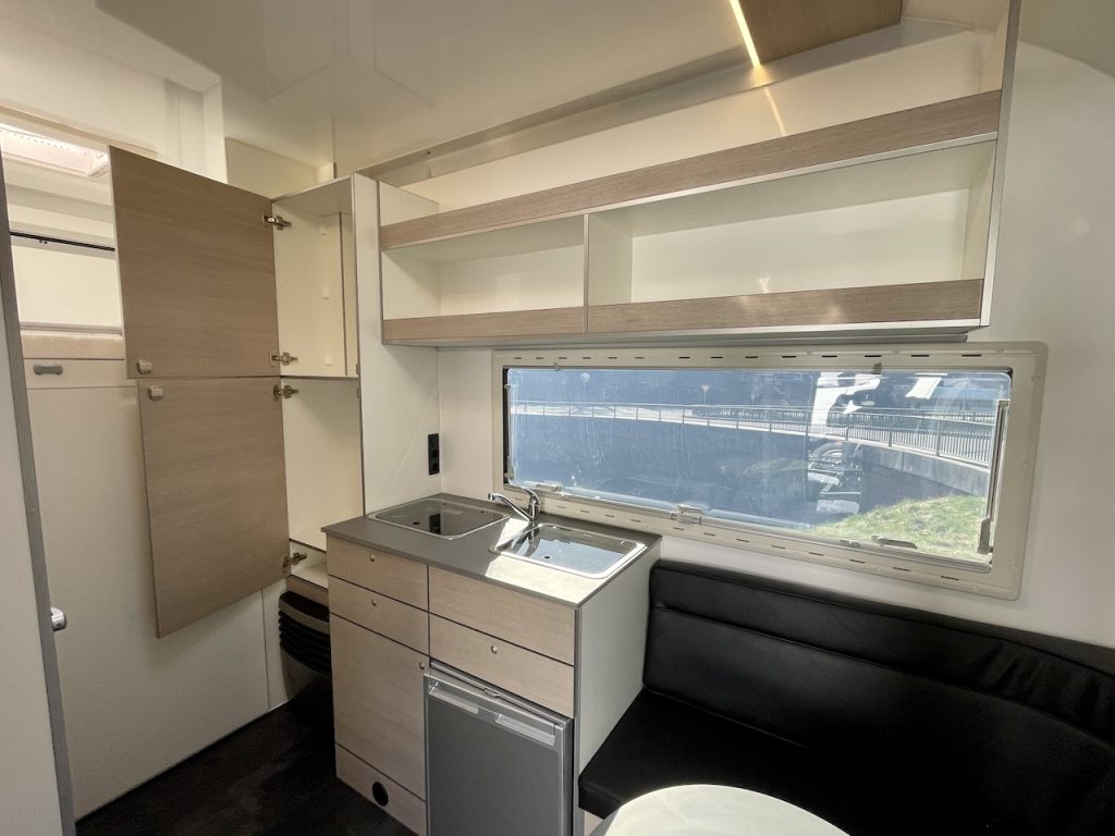 RJH Wohnanhänger mit großer Heckgarage WC Dusche Wohnwagen - Vorführer