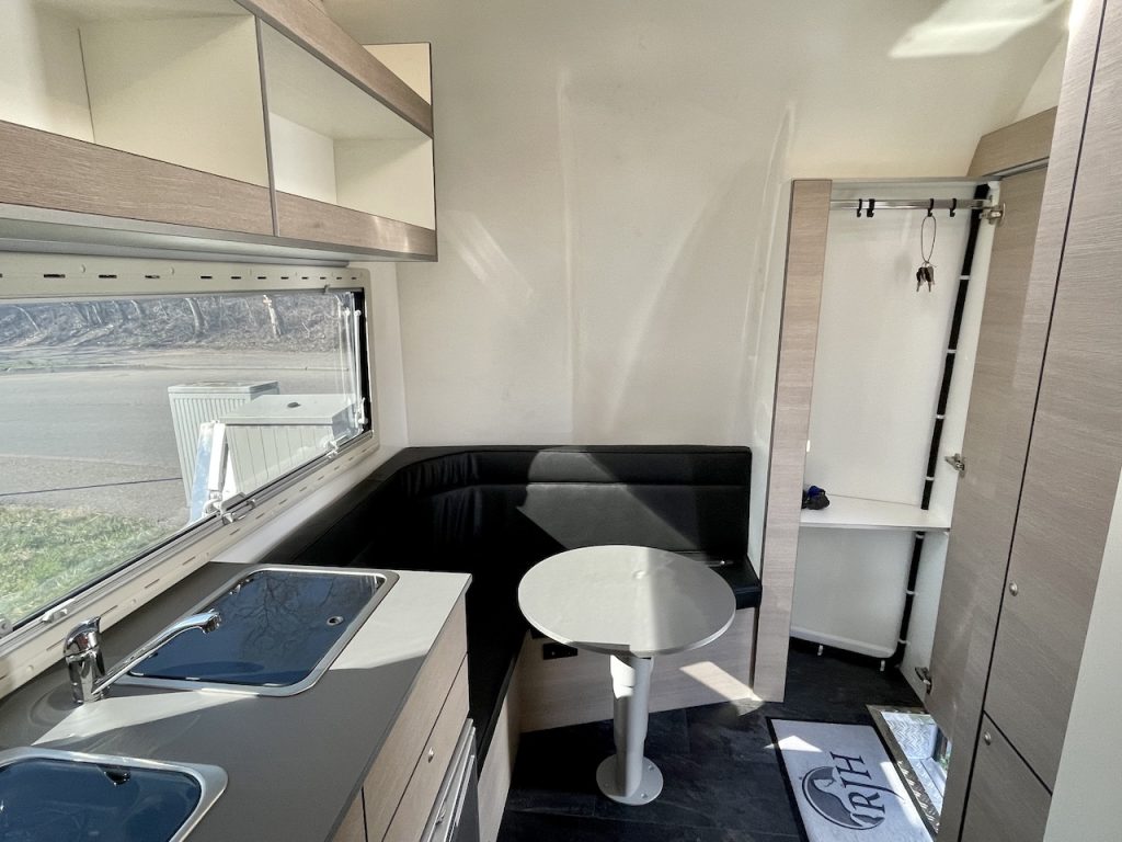 RJH Wohnanhänger mit großer Heckgarage WC Dusche Wohnwagen - Vorführer