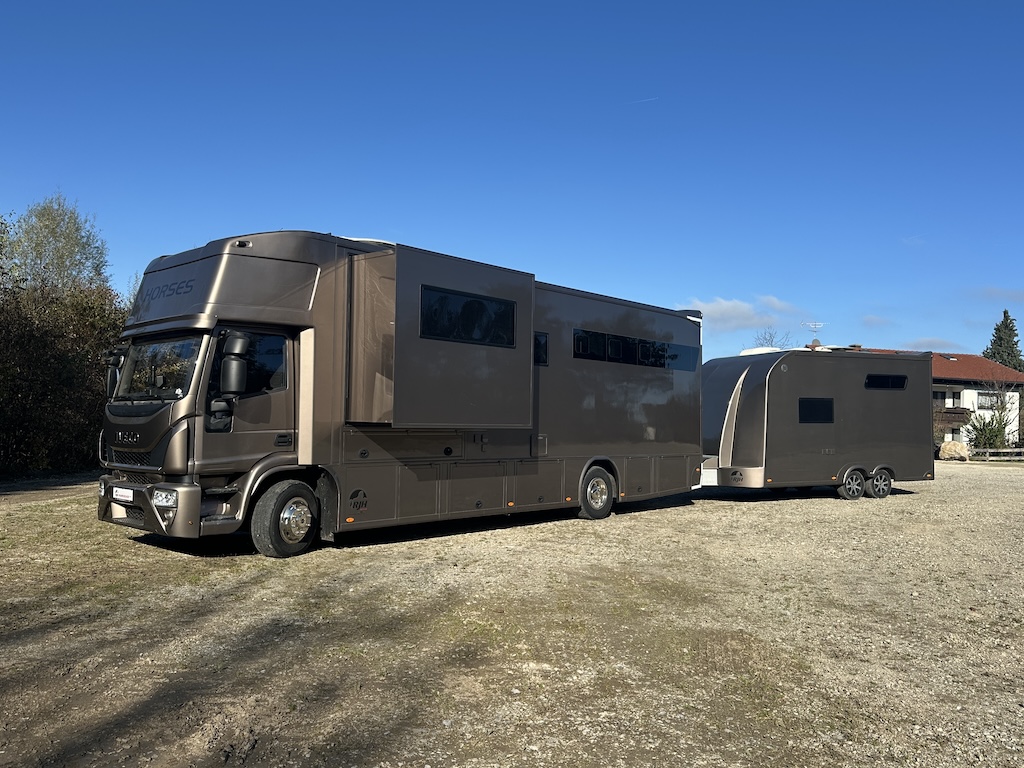 Iveco Eurocargo 160E RJH Ecoline H5 Pferdetransporter Slide-Out 5 Pferde - Fahrzeug im Vorlauf 