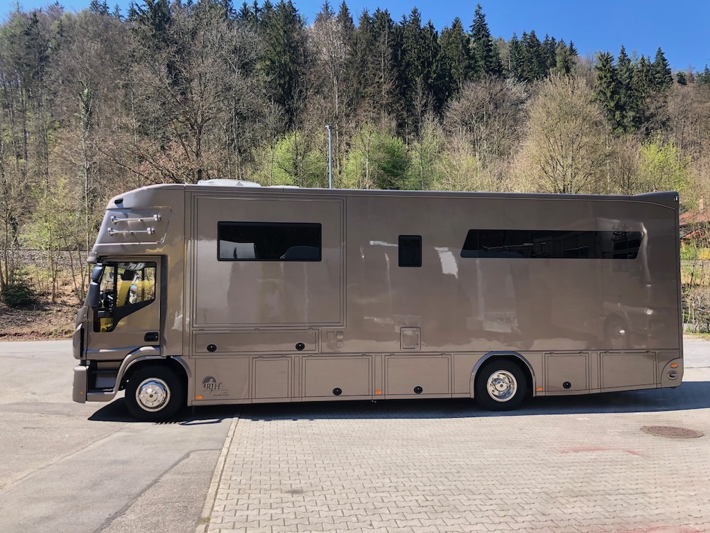 Iveco Eurocargo 160E RJH Ecoline H5 Pferdetransporter Slide-Out 5 Pferde - Fahrzeug im Vorlauf 