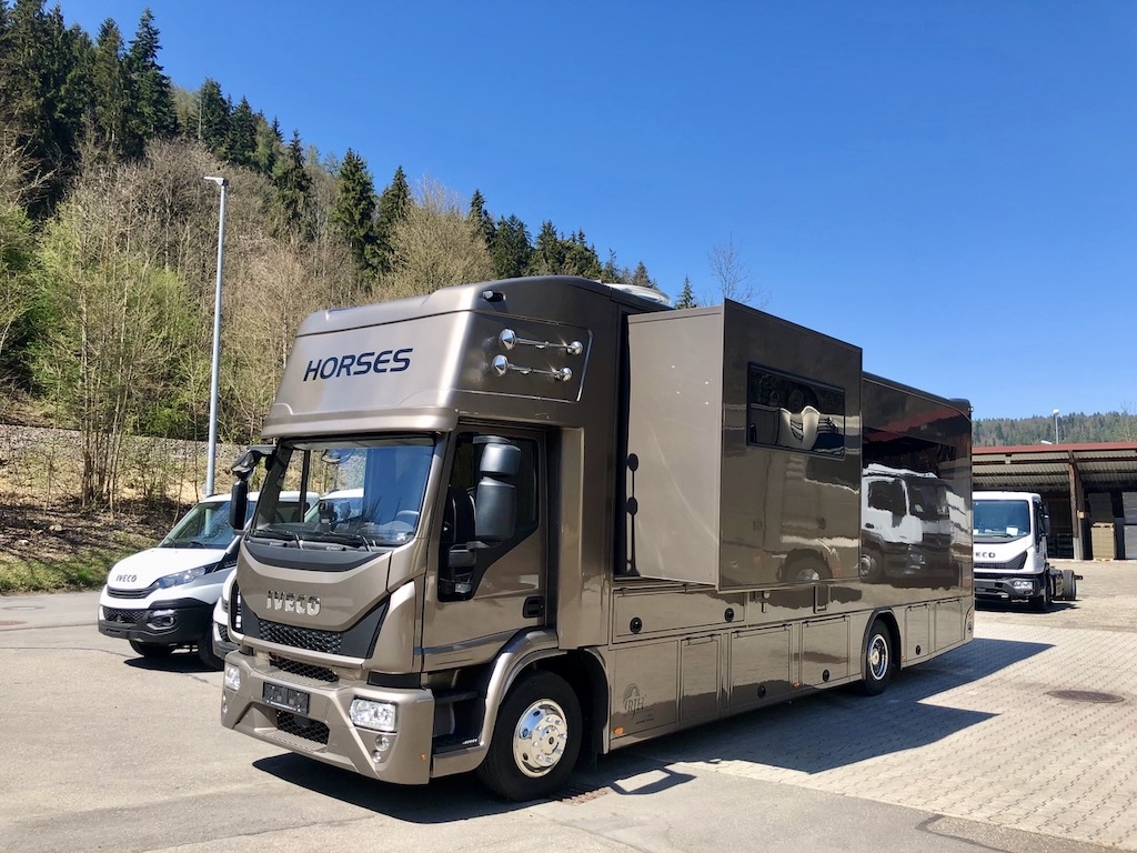 Iveco Eurocargo 160E RJH Ecoline H5 Pferdetransporter Slide-Out 5 Pferde - Fahrzeug im Vorlauf 
