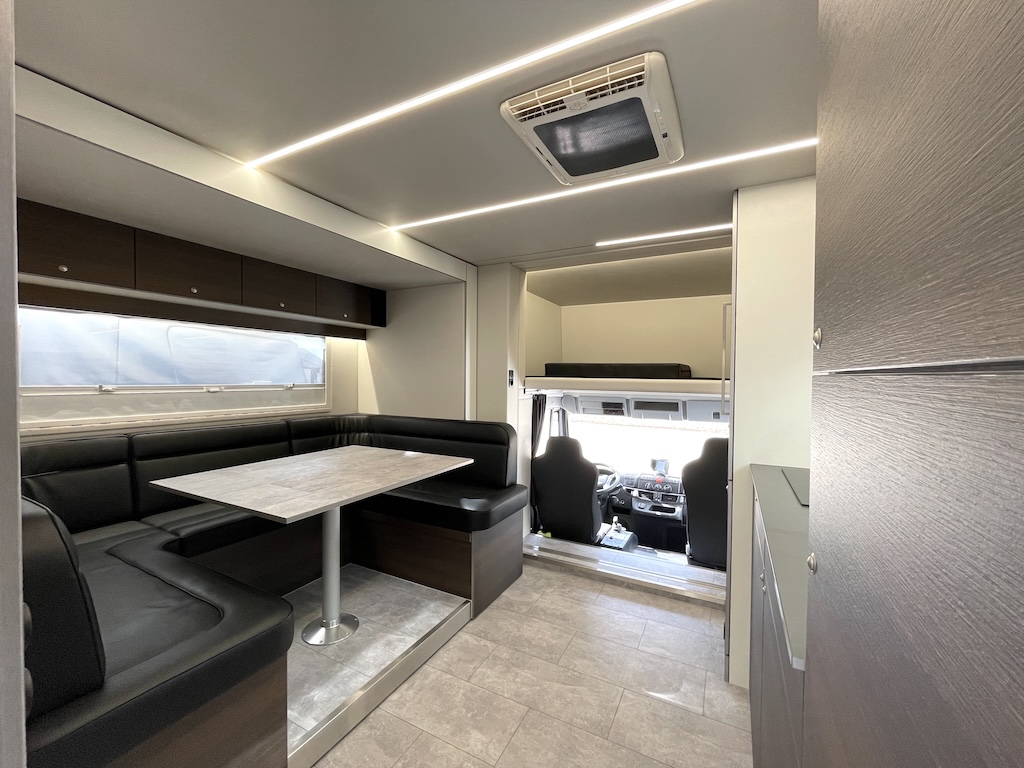 Iveco Eurocargo 160E RJH Ecoline H5 Pferdetransporter Slide-Out 5 Pferde - Fahrzeug im Vorlauf 