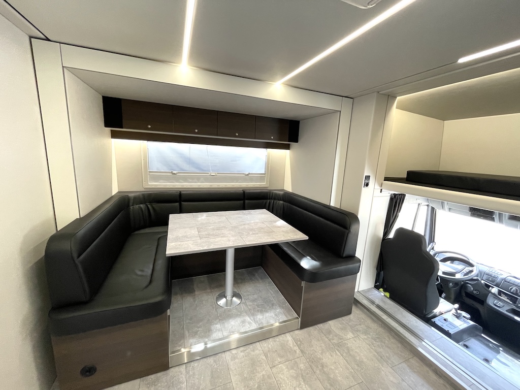 Iveco Eurocargo 160E RJH Ecoline H5 Pferdetransporter Slide-Out 5 Pferde - Fahrzeug im Vorlauf 