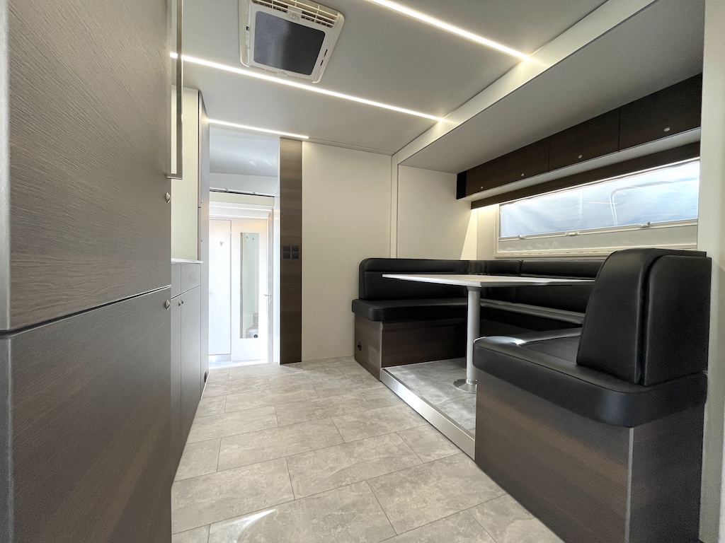 Iveco Eurocargo 160E RJH Ecoline H5 Pferdetransporter Slide-Out 5 Pferde - Fahrzeug im Vorlauf 