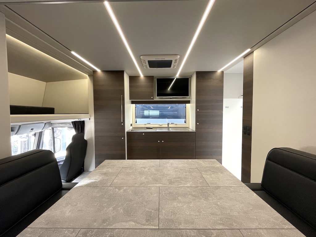 Iveco Eurocargo 160E RJH Ecoline H5 Pferdetransporter Slide-Out 5 Pferde - Fahrzeug im Vorlauf 